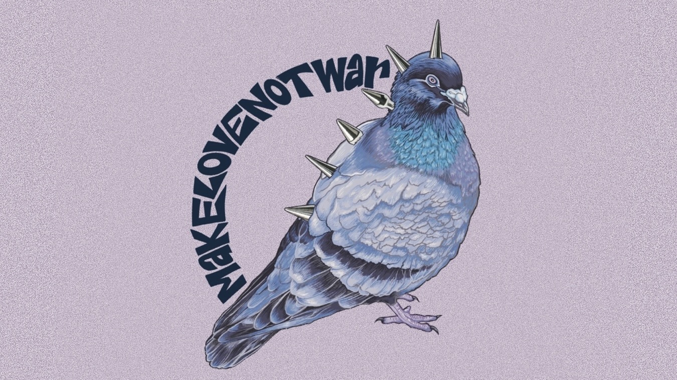 Das Bild zeigt eine detaillierte Illustration einer Taube mit bläulich-violetter Färbung. Die Taube trägt metallische Spikes auf ihrem Rücken, die an Punk-Accessoires erinnern. Um die Taube herum ist der Schriftzug „MAKE LOVE NOT WAR“ in einer geschwungenen Form angeordnet. Der Hintergrund ist in einem hellen, pastellfarbenen Lilaton gehalten.