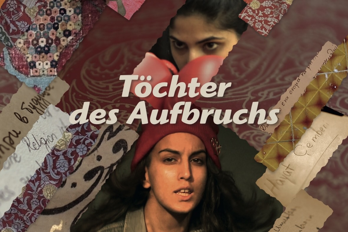 Collage mit Stoffmustern, handgeschriebenen Notizzetteln und kalligrafischen Elementen auf rotem ornamentalem Hintergrund. In der Mitte steht groß der Schriftzug ‚Töchter des Aufbruchs‘. Zwei Gesichter von Frauen; eine blickt direkt in die Kamera, die andere schaut in die Ferne.