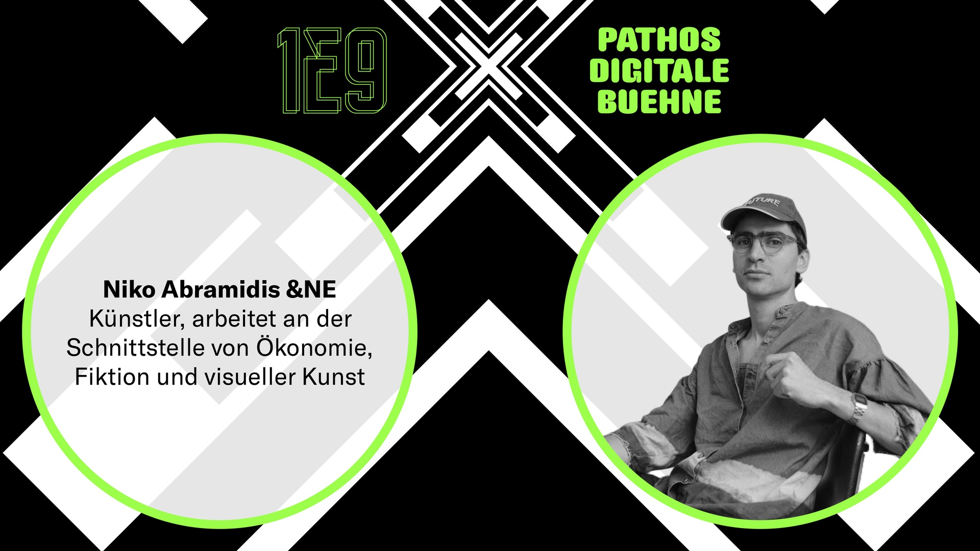 Grafik im 16:9-Format mit dunklem Hintergrund und geometrischem Muster. Oben steht „1E9 x PATHOS DIGITALE BÜHNE“. Links in einem Kreis: Text „Niko Abramidis &NE, Künstler, arbeitet an der Schnittstelle von Ökonomie, Fiktion und visueller Kunst“. Rechts in einem Kreis: Schwarzweiß-Porträt einer Person mit Cap und Brille, die seitlich sitzt und in die Kamera blickt.
