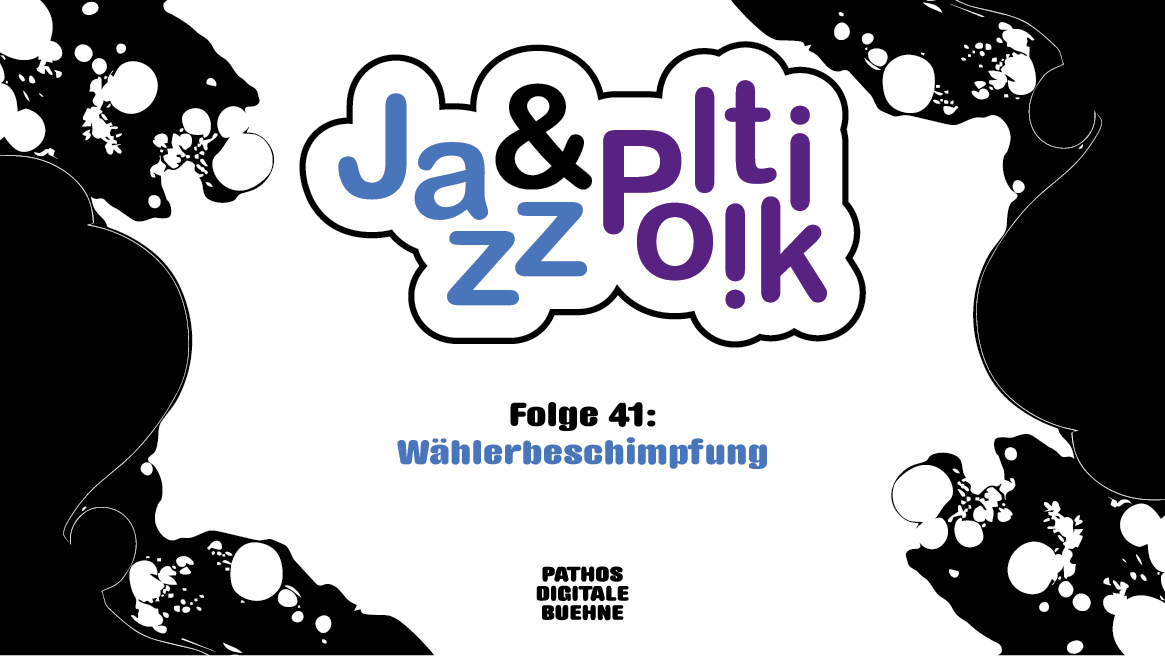Quadratisches Cover mit hellgrauem Hintergrund. Oben mittig befindet sich das Logo „Jazz & Politik“ in einer wolkenförmigen weißen Fläche mit schwarzer Kontur. Das Wort „Jazz“ ist in Hellblau gestaltet, das „&“ in Schwarz und „Politik“ in Violett. Die Buchstaben sind verspielt angeordnet und teilweise versetzt. In der Mitte des Covers steht der Titel „Folge 38: Krieg“, wobei „Krieg“ in Hellblau hervorgehoben ist. Unten befindet sich das Logo „PATHOS DIGITALE BUEHNE“ in schwarzer Blockschrift. Der Bildrand wird von abstrakten schwarzen und weißen, blasen- und tintenartigen Formen eingerahmt, die dem Design einen grafischen, comicartigen Charakter verleihen.